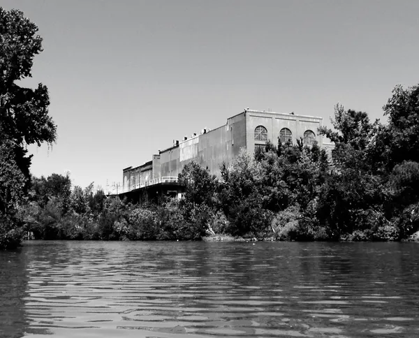 Houston police recover a man’s body from Buffalo Bayou in the East End industrial corridor
