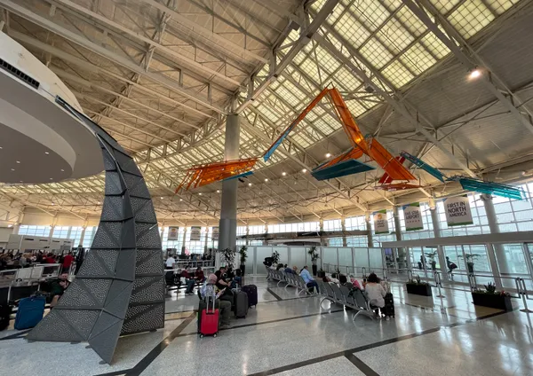 Houston Airports Prepare for Heavy Spring Break Crowds as Security Delays Disrupt Hobby Checkpoints Nationwide