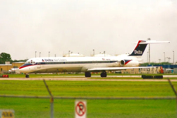 Houston police investigate reported attempt to breach cockpit aboard Delta flight at Hobby Airport Wednesday morning