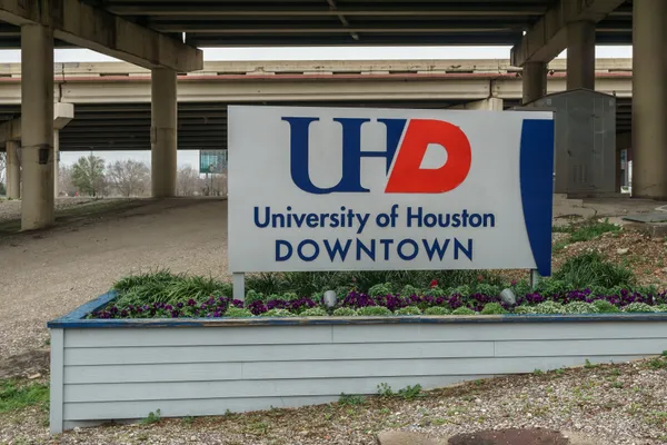 University of Houston-Downtown guarantees admission for eligible Houston ISD seniors starting with the 2026–27 class