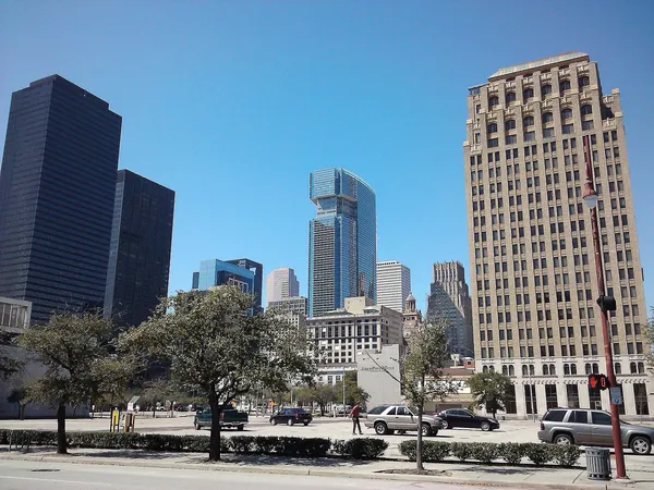 Jacket Morning, T-Shirt Afternoon: Houston’s Bright Start to the Week