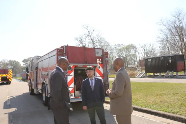 Woman hospitalized after firefighters rescue her from burning northeast Houston apartment building near Eastex Freeway