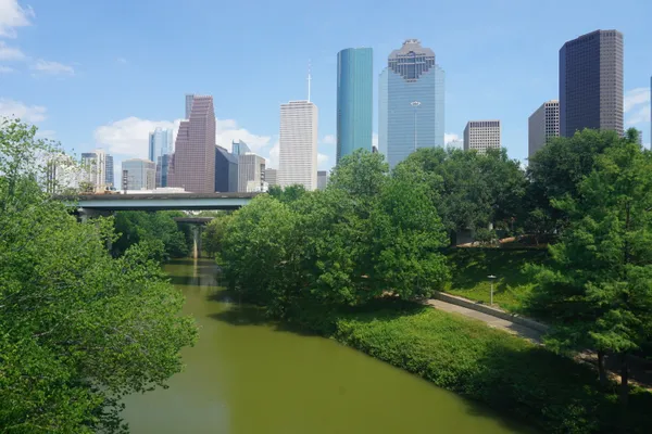 Spring Sizzle: Houston Hits the Mid-80s as Sunny Skies Dominate